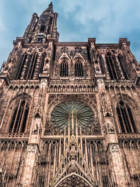 Catedral de Estrasburgo, a capital e maior cidade da região de Grand Est da França e é a sede oficial do Parlamento Europeu, Alsácia, França  - Leamus/Getty Images/iStockphoto