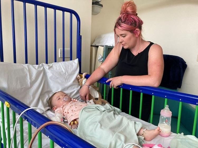 Teddi e Ally Shaw no Royal Children's Hospital em Manchester - ARQUIVO PESSOAL FAMÍLIA SHAW - ARQUIVO PESSOAL FAMÍLIA SHAW