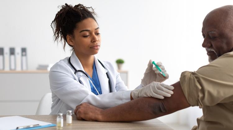 Vacina, vacinação, idoso - iStock - iStock