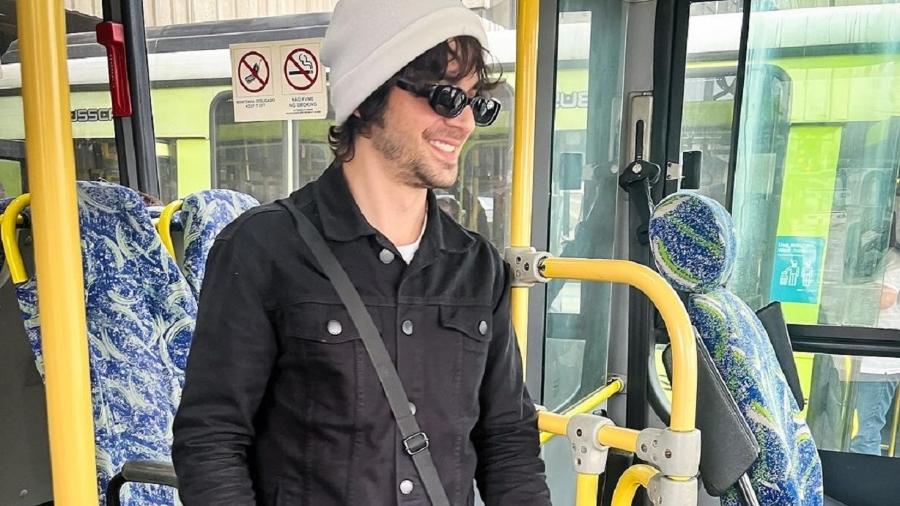 Fiuk anda de ônibus pela primeira vez aos 32 anos, em São Paulo - Reprodução/Instagram 