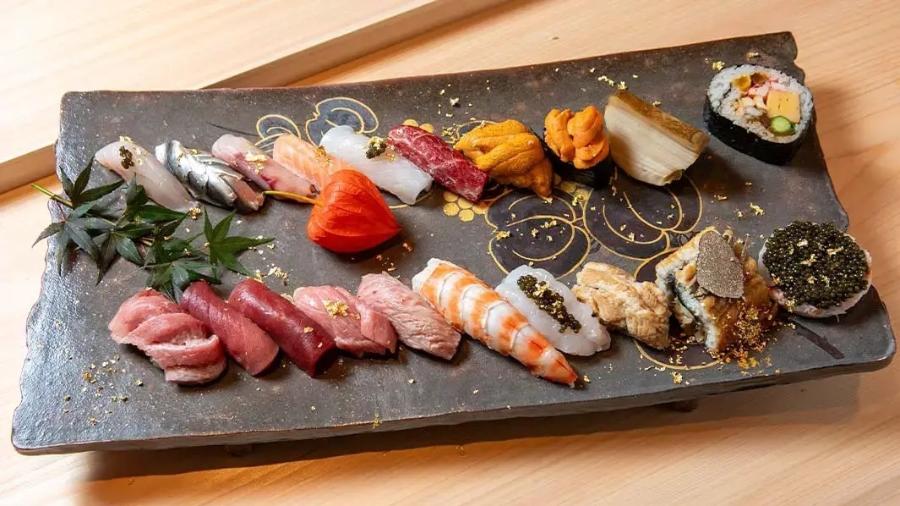 O combinado de sushi mais caro do mundo custa quase R$ 12 mil por 20 peças no restaurante Sushi Kirimon, em Osaka, no Japão