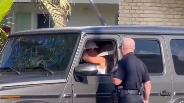 Gisele Bündchen foi flagrada ao volante do seu Classe G durante abordagem de policial na Flórida