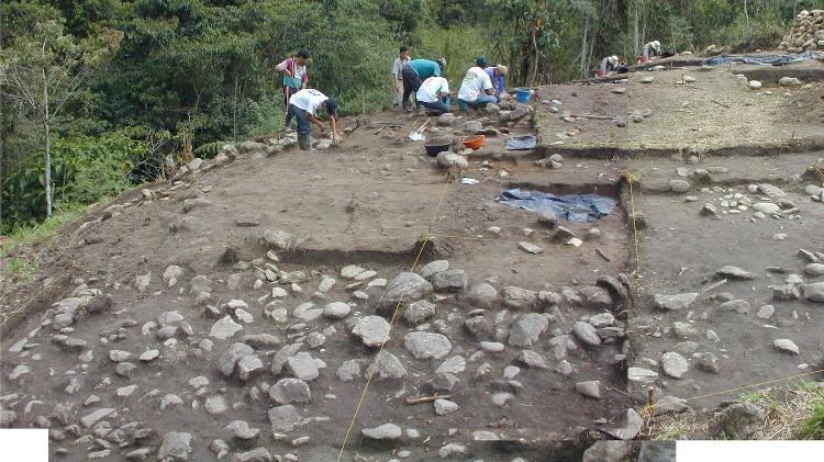 Trabalho de escavação no sítio arqueológico de Santa Ana-La Florida, sudeste do Equador, para pesquisa sobre os povos antigos que prosperaram no Alto Amazonas