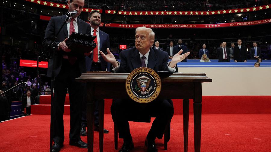 Donald Trump assina documentos na Capital One Arena