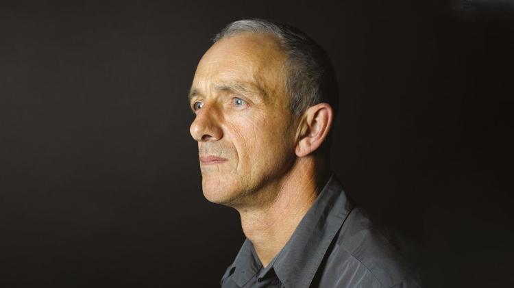 Brian Gemmell descobriu um câncer no pulmão por conta de inchaço nos dedos Brian Gemmell descobriu um câncer no pulmão por conta de inchaço nos dedos