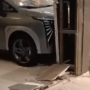 Como SUV elétrico foi dirigido por criança e bateu na joalheria de shopping
