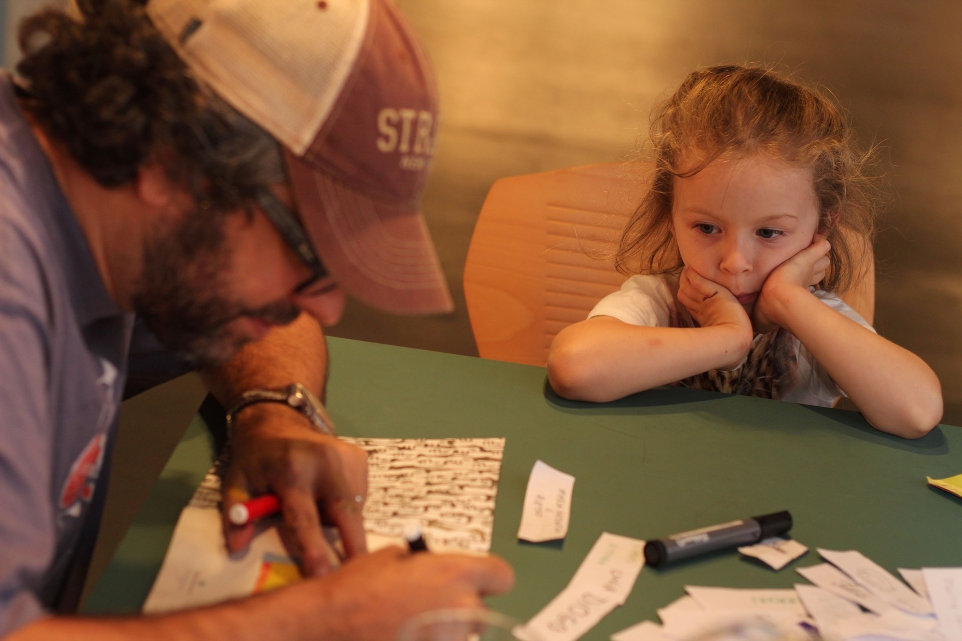 O quadrinista argentino Liniers autografa livro de uma pequena fã - Divulgação/Macanudismo