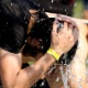 24.set.2015 - Fãs se refrescam na fonte do Rock in Rio em um dia de recorde de calor. Segundo o Alerta Rio, a temperatura na capital chegou a 41,3° C (com sensação térmica de até 44,4° C) nesta tarde, e a maioria das pessoas na Cidade do Rock veste preto, pois a principal atração do dia é a banda de heavy metal System of a Down - Fernando Maia/UOL