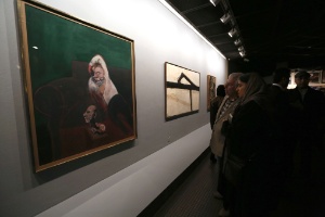 20.nov.2015 - Visitantes observam obra de Francis Bacon exposta em Teerã - ATTA KENARE/AFP