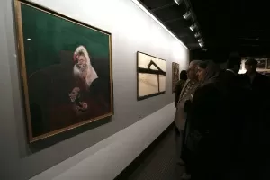 20.nov.2015 - Visitantes observam obra de Francis Bacon exposta em Teerã - ATTA KENARE/AFP