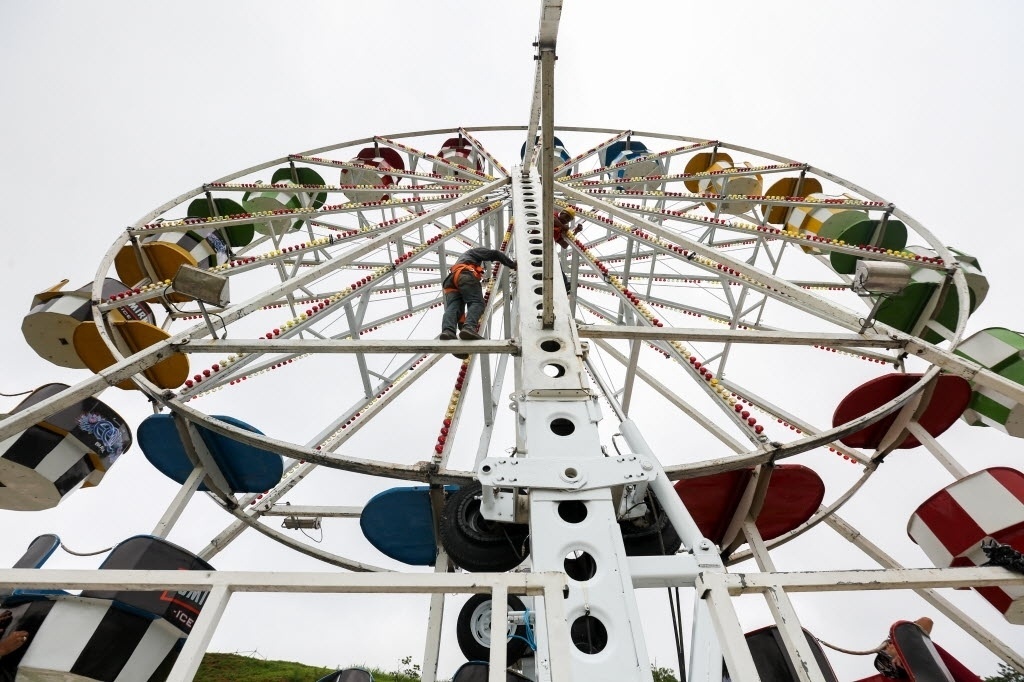 3.dez.2015 - Estrutura do festival de música eletrônica EDC é montada no autódromo de Interlagos - Ricardo Matsukawa/UOL