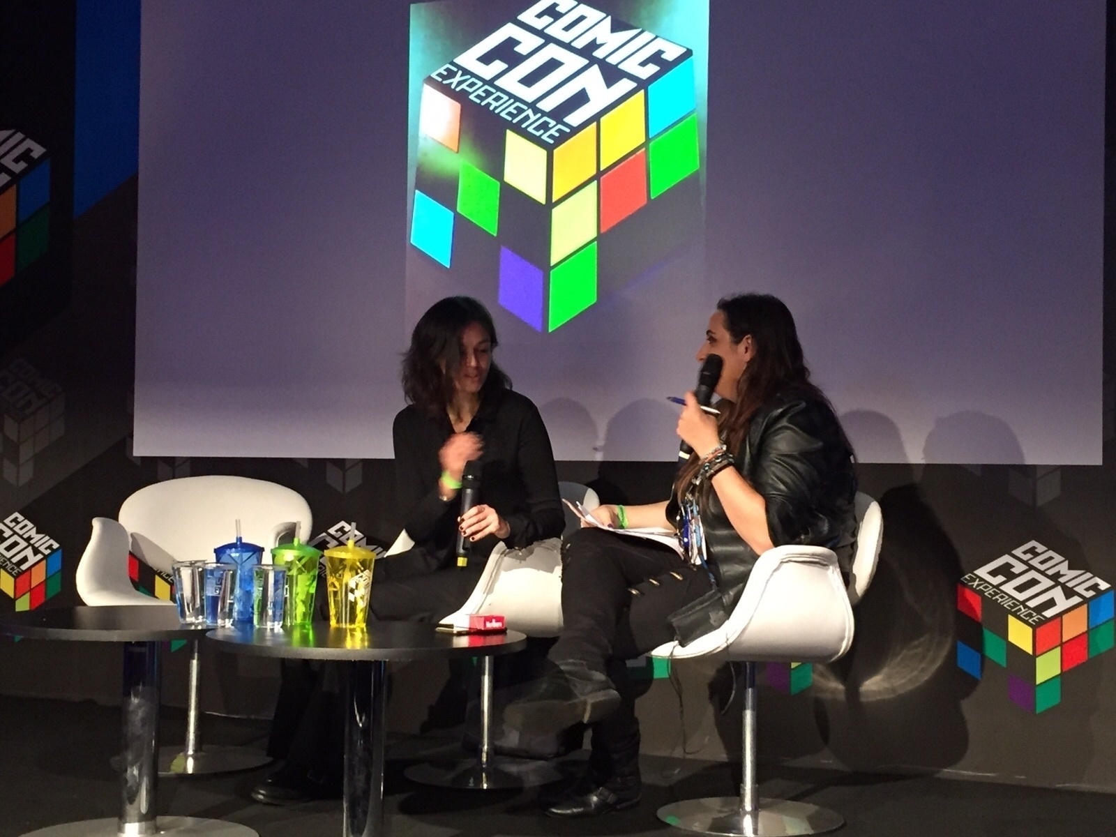 6.dez.2015 - A produtora Silenn Thomas (esquerda), de "300" e "Sin City 2", lota o auditório Prime durante o último dia de Comic Con Experience - Felipe Cruz/UOL