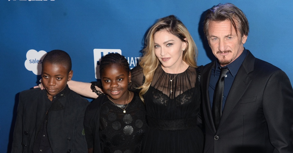 9.jan.2016 - Madonna e Sean Penn posam com os filhos da cantora, David e Mercy, em evento beneficente promovido pelo ator