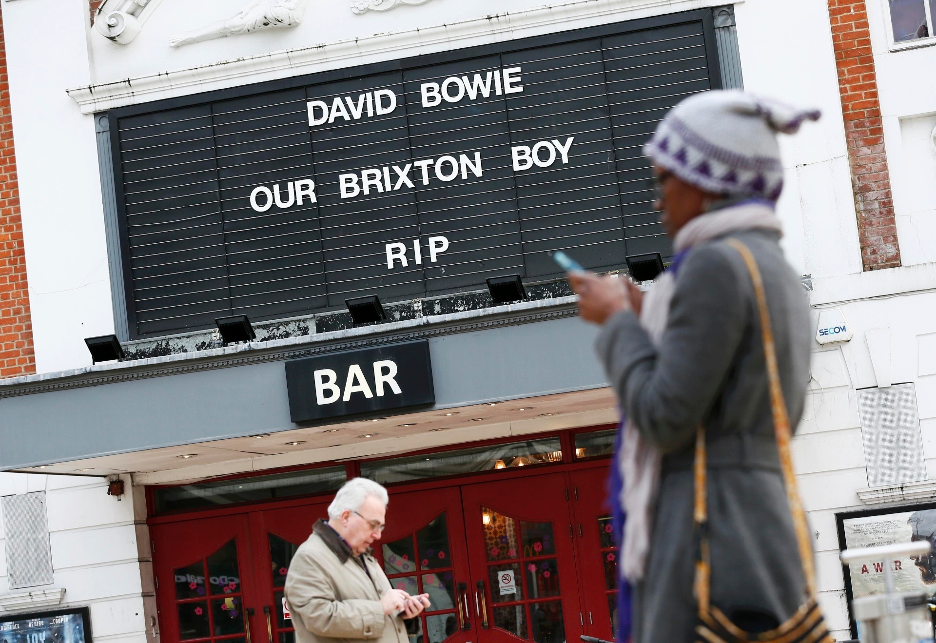 11.jan.2016 - Cinema em Brixton, sul de Londres, presta tributo a David Bowie - Stefan Wermuth/Reuters