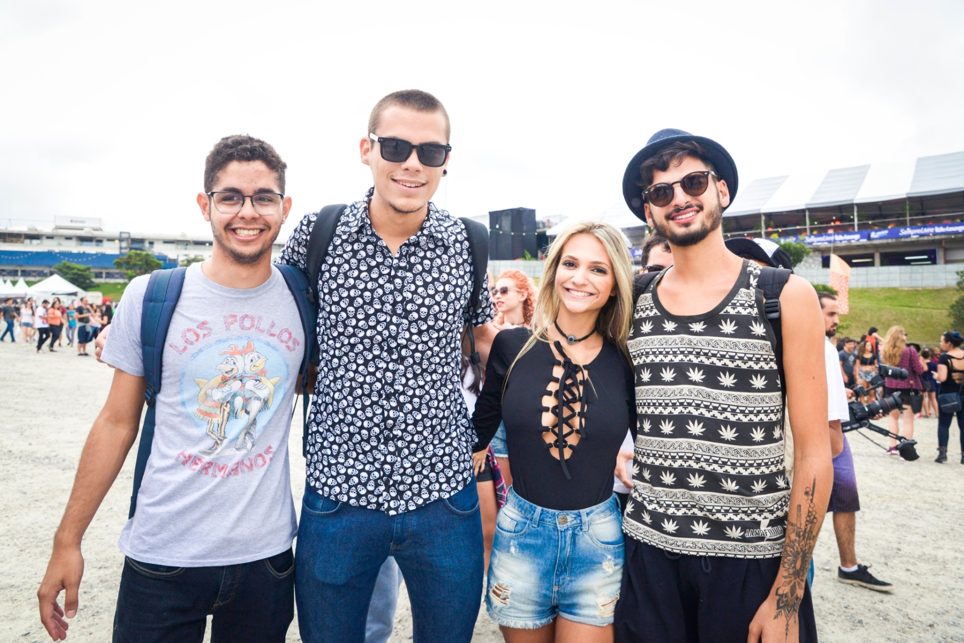 13.mar.2016 - Turma de amigos aproveita o domingo para curtir os shows do segundo dia de Lollapalooza Brasil 2016 - Rafael Roncato/UOL
