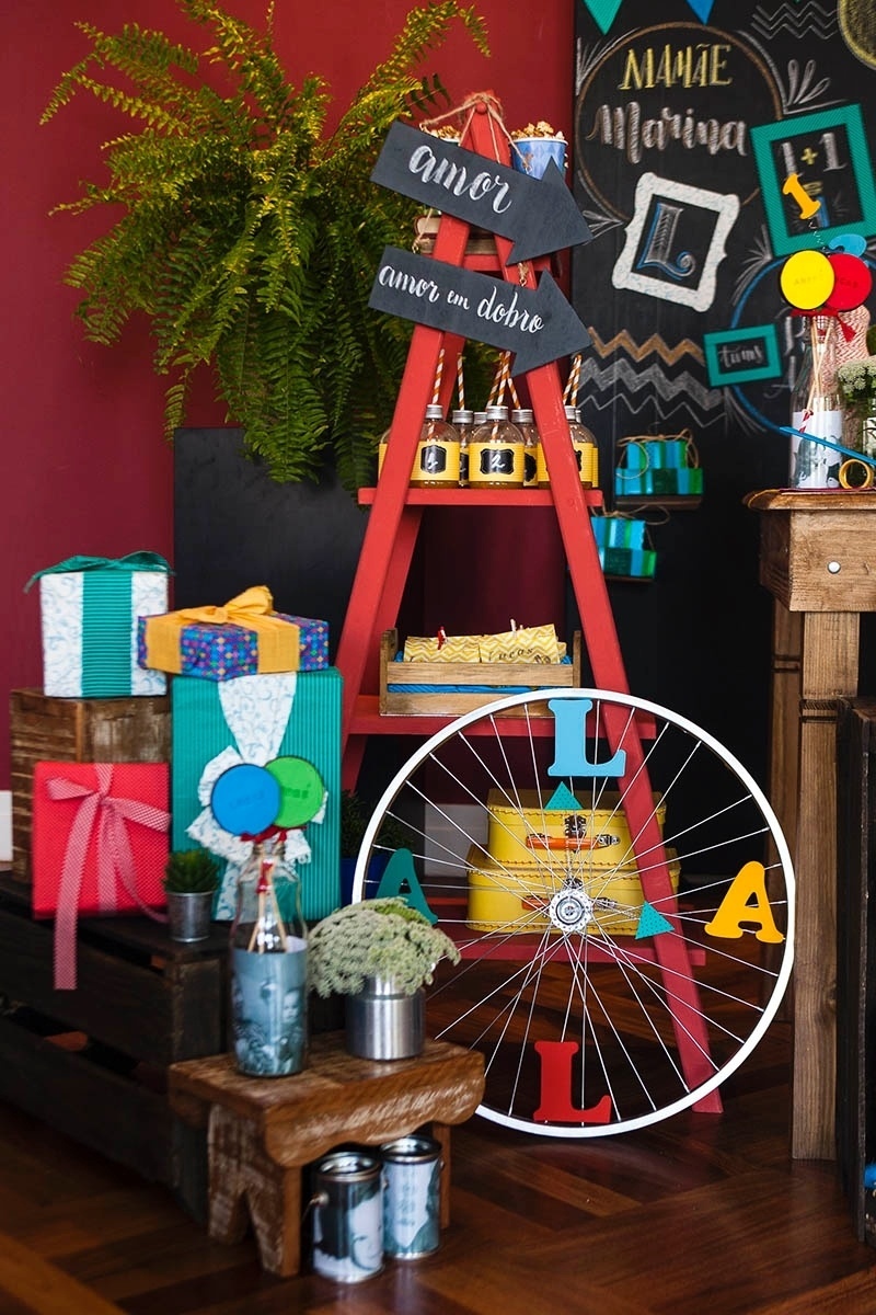 Caixas embrulhadas para presente simbolizavam as duas surpresas que os pais estão prestes a receber em suas vidas. Elas fizeram parte da decoração deste chá dos gêmeos Lucas e André - Sandra Pagano/Divulgação