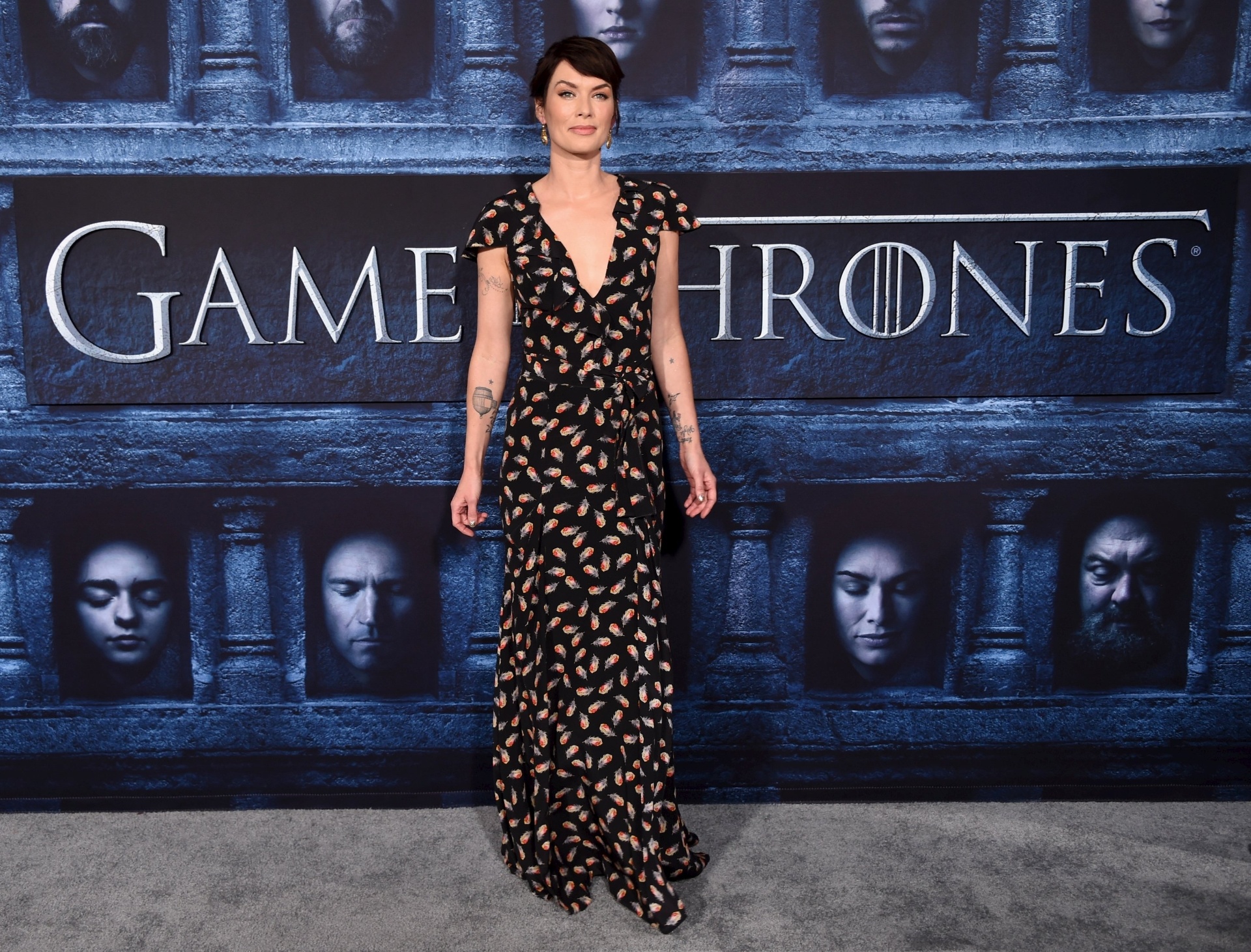 10.apr.2016 - Lena Headey posa para os fotógrafos pré-estreia da sexta temporada de "Games of Thrones", em Los Angeles. A atriz interpreta a rainha má Cersei Lannister - Reuters