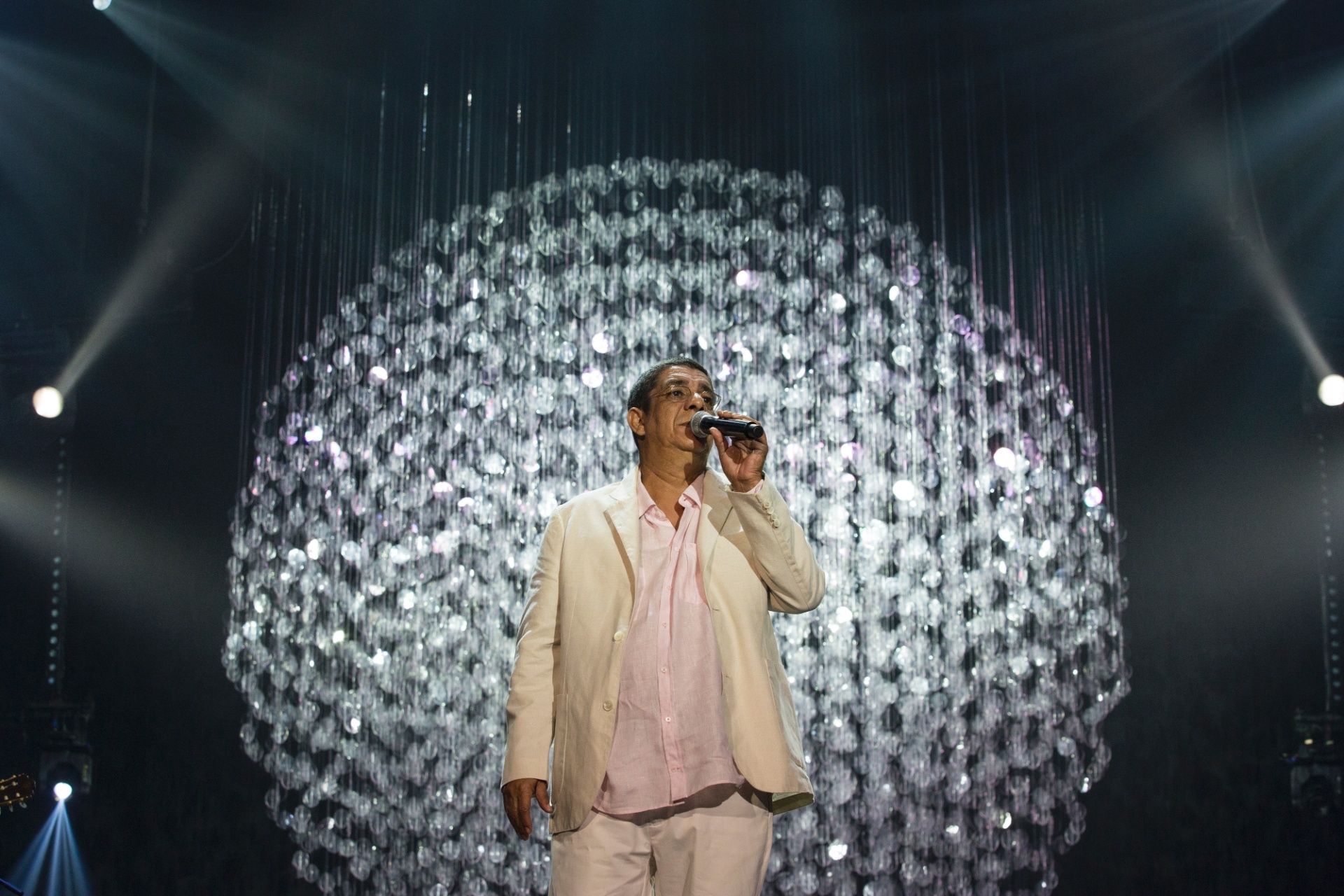 11.jul.2016 - O segundo dia do "Globo de Ouro Palco Viva" dedicado ao centenário do samba, que vai ao ar em 12 de julho, traz  Zeca Pagodinho, que faz um pout-pourri de "Verdade"/ "Faixa Amarela"/ "Vai Vadiar". A edição foi gravada em abril na Cidade das Artes, no Rio de Janeiro - Marcelo Tabach