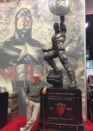 Stan Lee posa com a estátua do Capitão América durante a San Diego Comic-Con 2016 - Felipe Branco Cruz/UOL