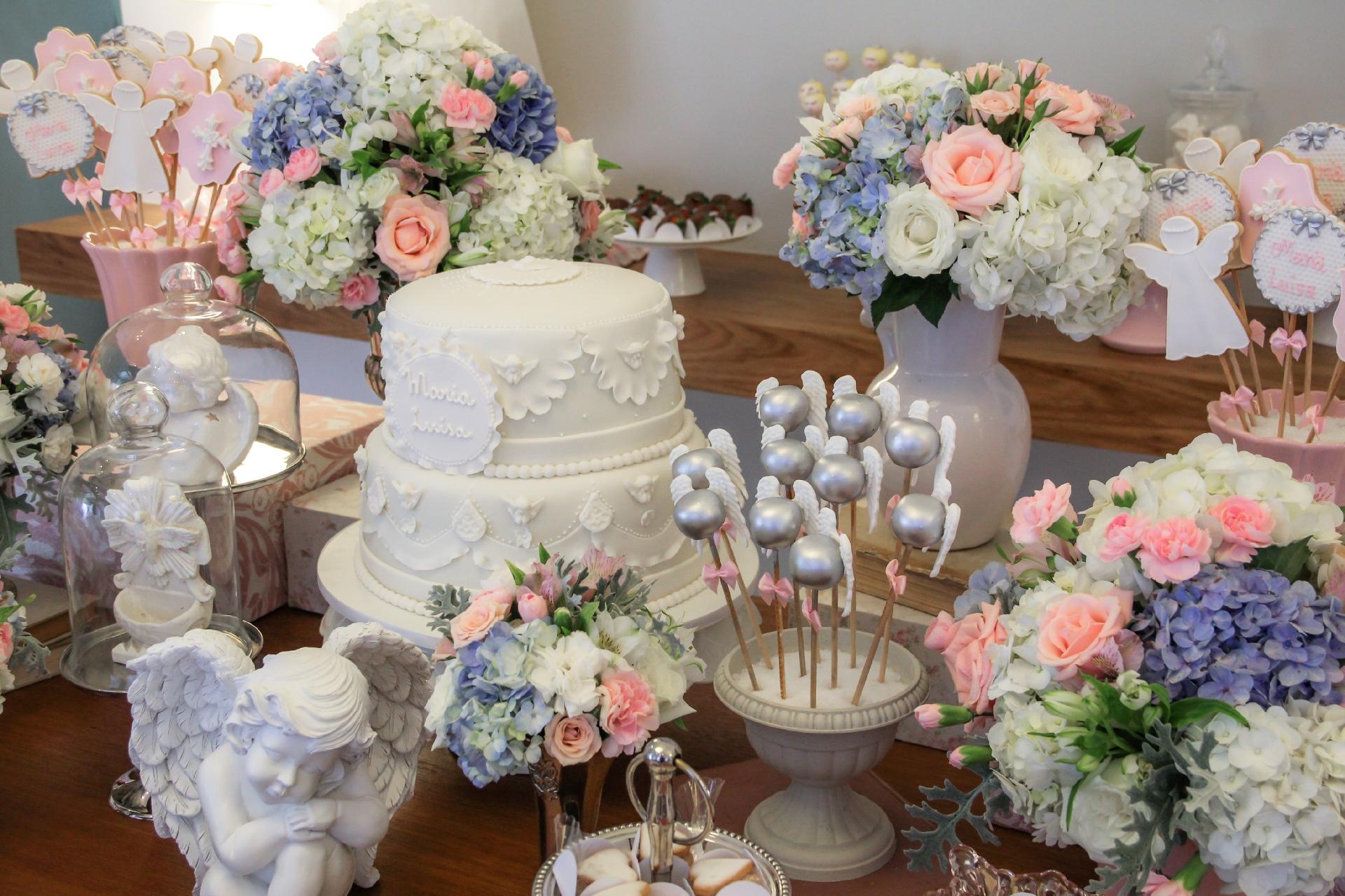 A decoração de Fabiana Moura - Projetos Personalizados apostou nas cores branco, rosa bebê e azul, tanto na mesa quanto nas flores. Os tipos predominantes foram cinerarias, hortênsias, cravinas, minirosas, rosas e astromélias - Divulgação