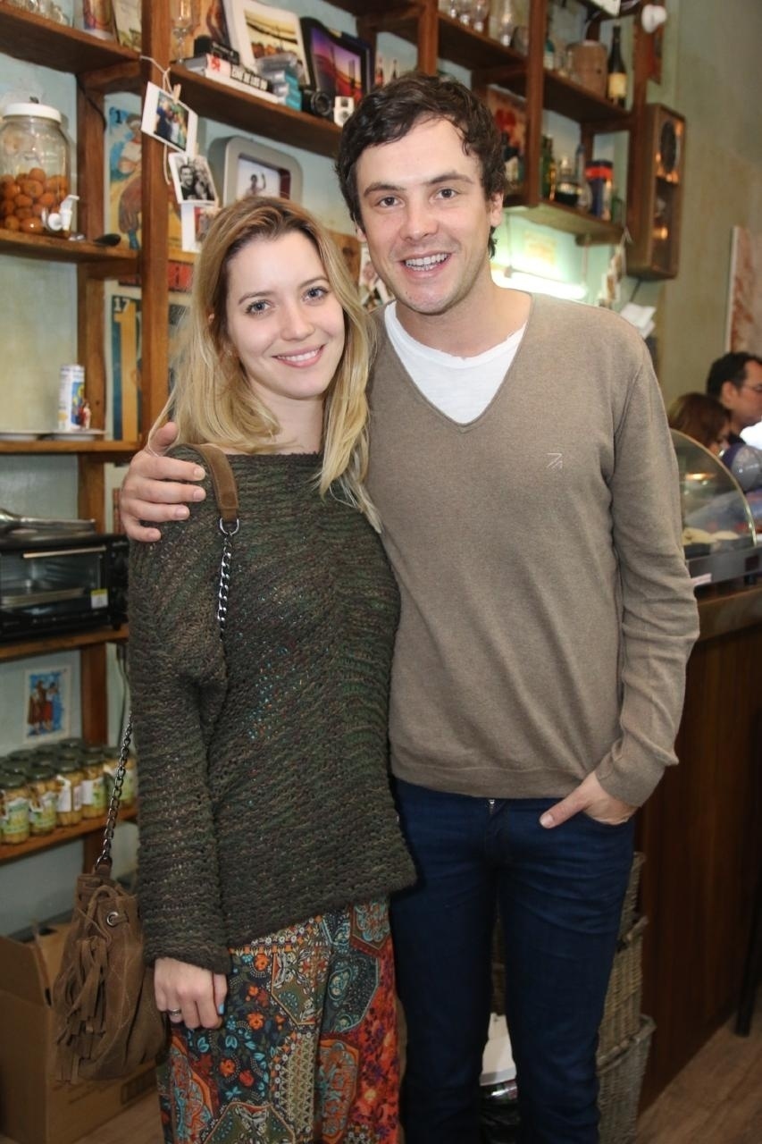 0.jul.2016 - Nathalia Dill mudou o visual e ficou loira. Ela foi acompanhada do namorado, o também ator Sérgio Guizé - Daniel Pinheiro/Agnews