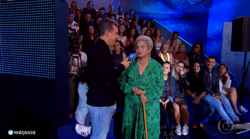 29.out.2016 - Dona Geralda, que estava na plateia do complexo aquático, local onde são realizadas as provas do quadro "Saltibum", pediu a Luciano Huck para que lhe deixasse saltar - Reprodução/TV Globo
