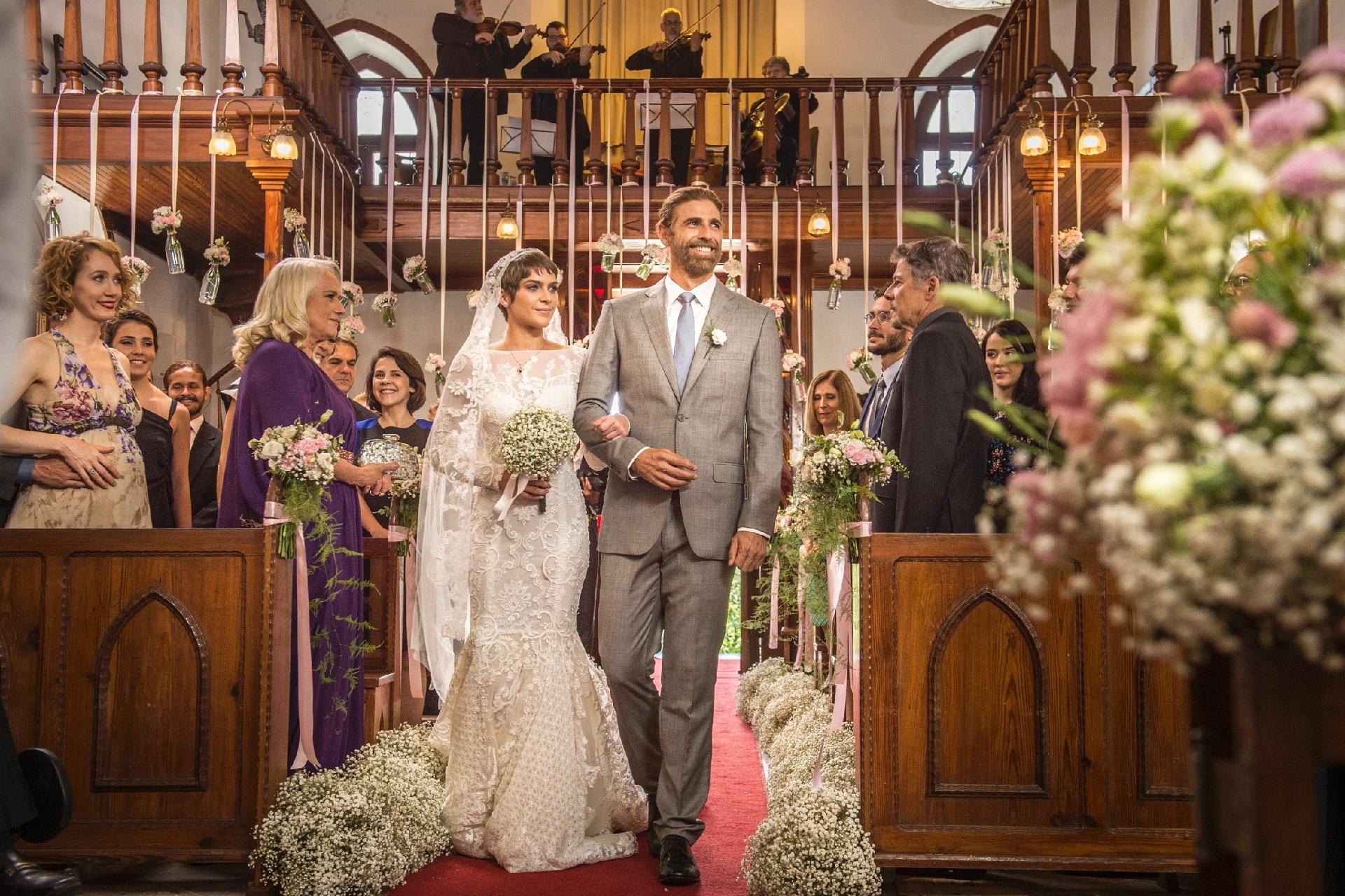 Sob os olhares da família Leitão e outros moradores de São Dimas, Letícia (Isabella Santoni) é levada ao altar por Pedro (Reynaldo Gianecchini) para seu casamento com Tiago (Humberto Carrão) em "A Lei do Amor" - Mauricio Fidalgo/Divulgação/TV Globo