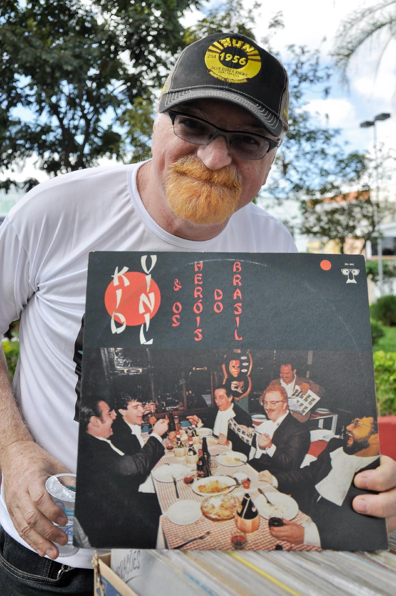Kid Vinil segura um vinil do "Os Herois do Brasil" em uma feira de troca de vinis em Porto Alegre, no Rio Grande do Sul - Julien Pereira/Fotoarena