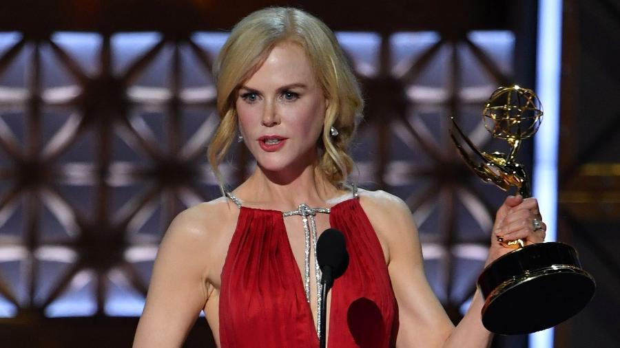 Nicole Kidman recebe o troféu de melhor atriz em minissérie ou filme por seu papel em "Big Little Lies", da HBO  - AFP PHOTO/Frederic J. Brown