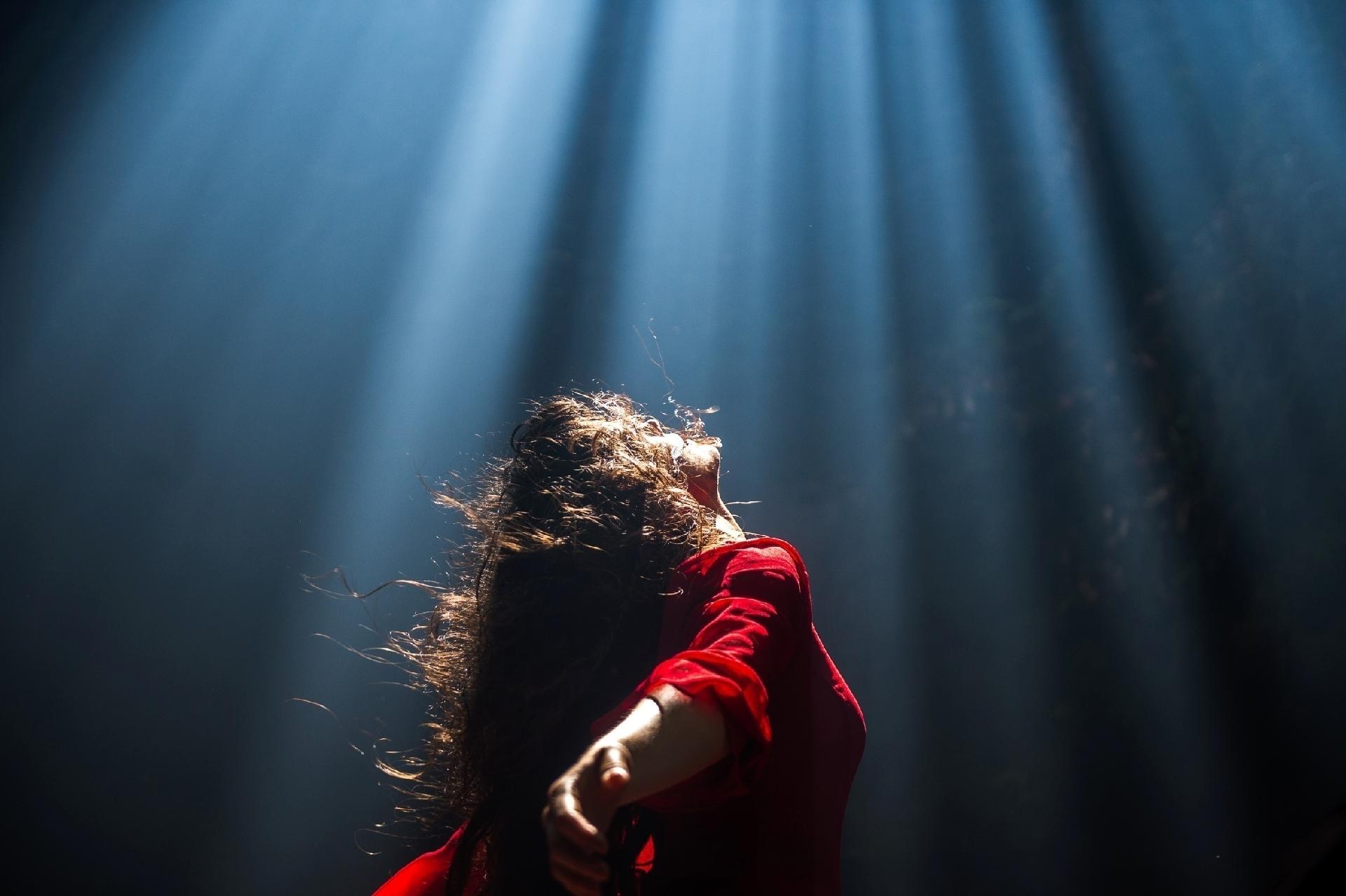 O sofrimento de Clara (Bianca Bin) é ilustrado por cenas metafóricas em "O Outro Lado do Paraíso" - Raquel Cunha/Globo