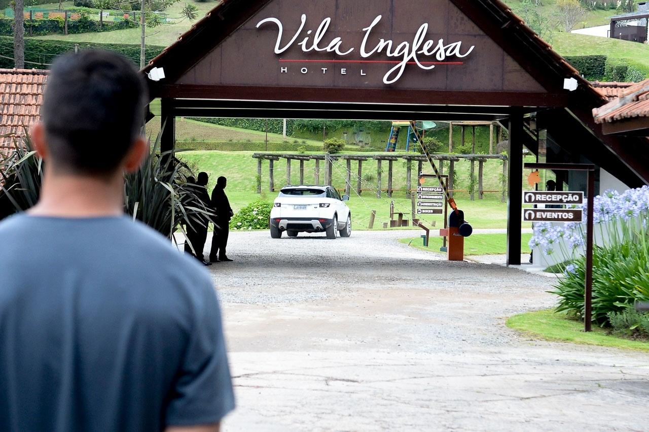 Dirigindo o próprio carro, César Tralli chegou ao local onde será realizada a cerimônia do seu casamento com Ticiane Pinheiro, em Campos do Jordão, no interior de São Paulo. Os pombinhos irão trocar as alianças em uma cerimônia que mesclará o estilo tradicional com muito romantismo - Francisco Cepeda e Thiago Duran/AgNews