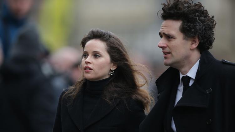 A atriz Felicity Jones, que interpretou a primeira mulher de Stephen Hawking, Jane, no filme "A Teoria de Tudo", vai ao funeral do físico - Daniel Leal-Olivas/AFP Photo - Daniel Leal-Olivas/AFP Photo