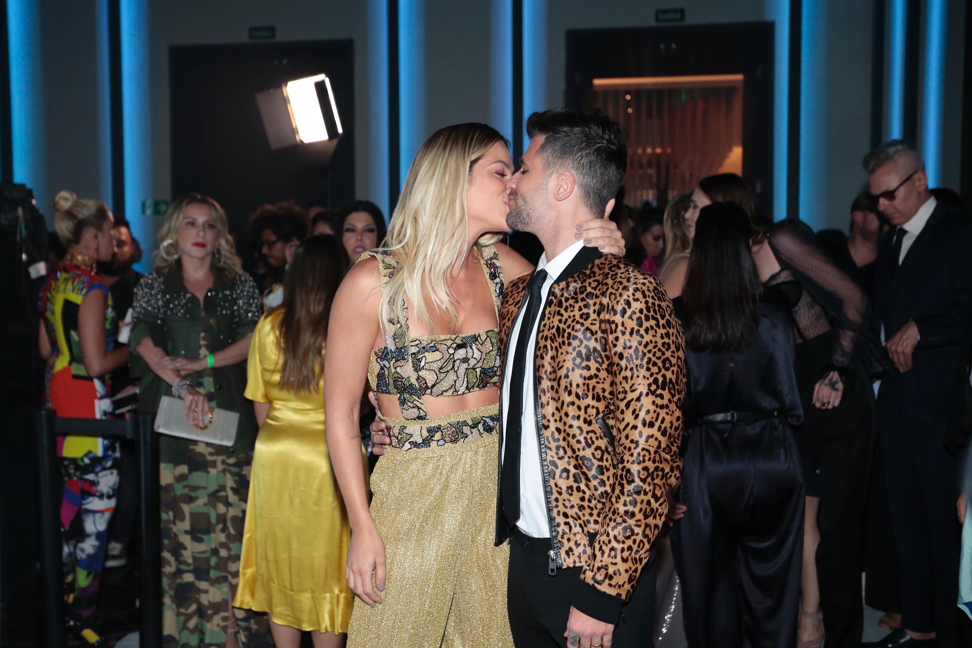 Giovanna Ewbank e Bruno Gagliasso vão juntos ao prêmio promovido pela revista "Glamour", em São Paulo. O ator chama atenção com seu terno de oncinha - Rafael Cusato/Brazil News