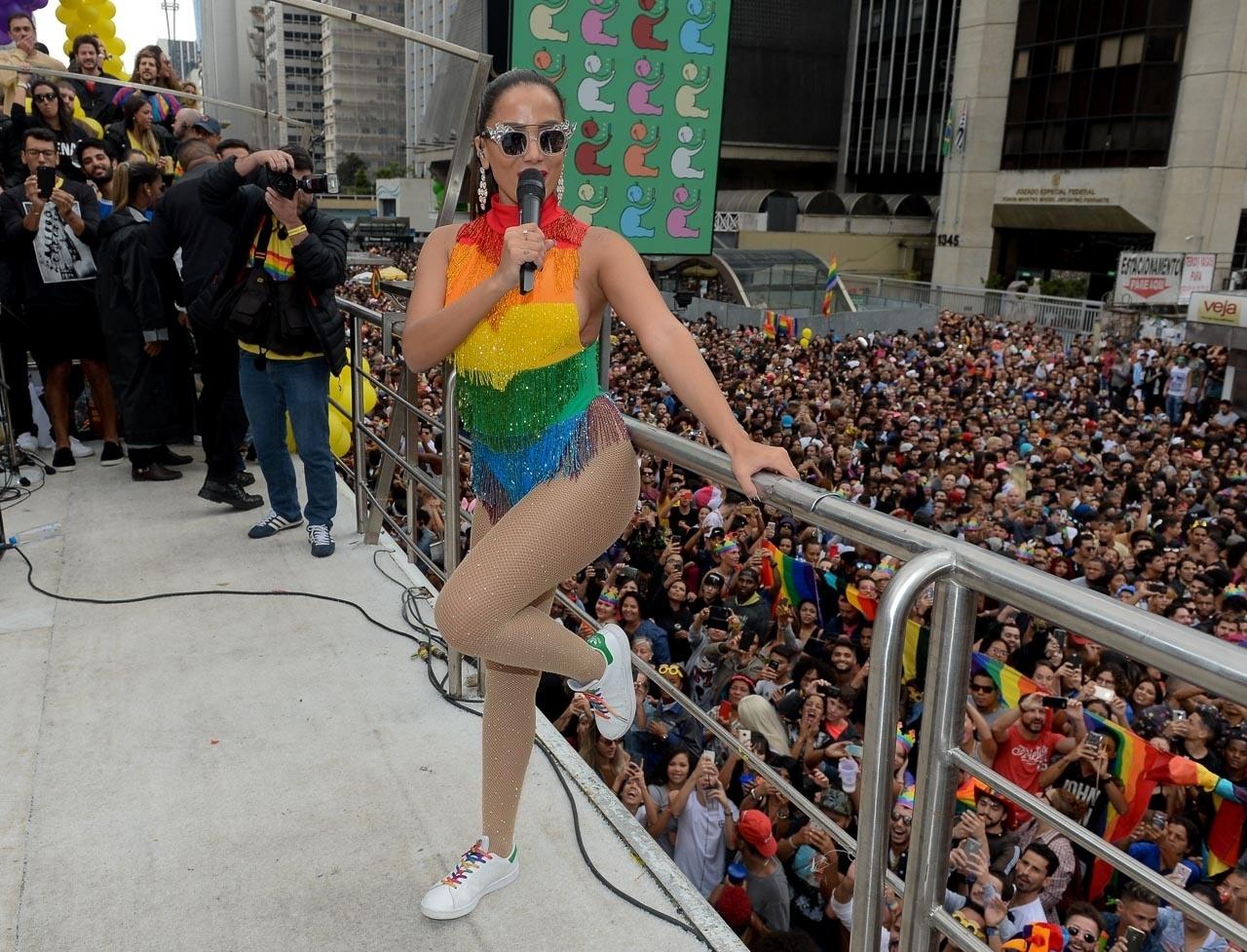 Com pop e sensualidade, cantora agitou os participantes da Parada do Orgulho LGBT - Francisco Cepeda/AgNews