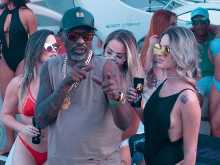 Mr. Catra no clipe "Modo Avião", do rapper Misael - Divulgação