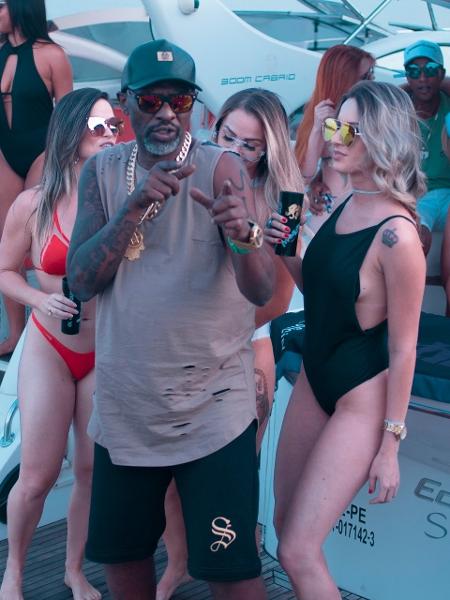 Mr. Catra no clipe "Modo Avião", do rapper Misael - Divulgação - Divulgação