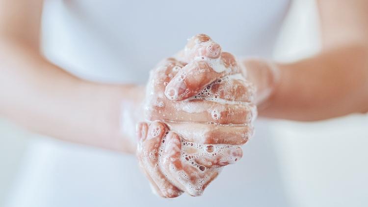 Manter as mãos limpas é essencial por quebra a corrente de transmissão do vírus - iStock