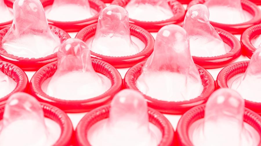 Novo preservativo desliza melhor ao entrar em contato com fluidos corporais e é capaz de manter a textura por pelo menos mil movimentos de penetração - iStock