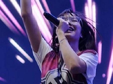 Pichayapa "Namsai" Natha, de 19 anos, integrante da "girl band" BNK48, veste camisa com símbolo nazista - True ID TV/Reprodução