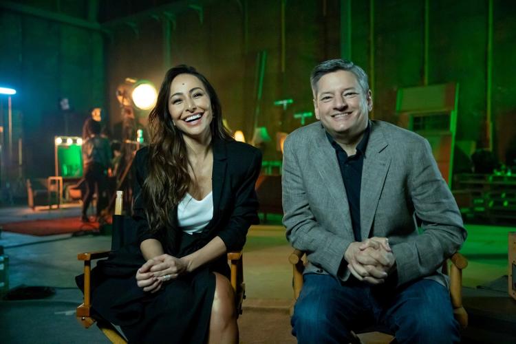 Ted Sarandos, co-CEO da Netflix, ao lado de Sabrina Sato no set de 'Reality Z'