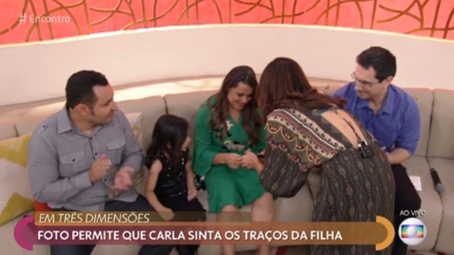 Fátima Bernardes comete ato falho e entrega foto para mulher cega ver - Reprodução/TV Globo