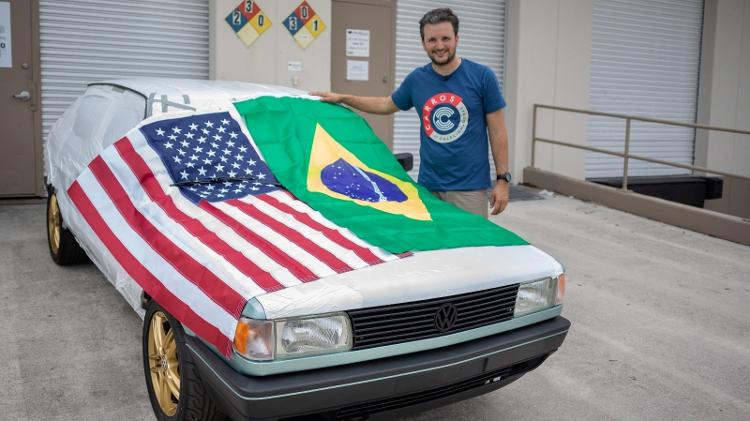 Tiago Kfouri posa com seu VW Gol GLR que influenciador levou para os EUA e trouxe de volta ao Brasil