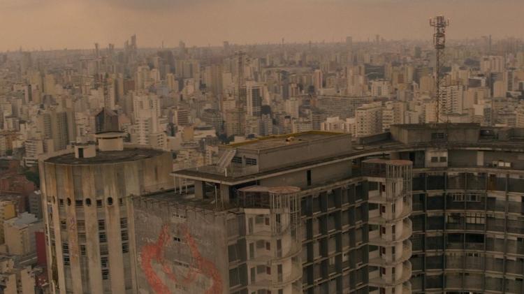 Cena aérea de "Striking Vipers", de "Black Mirror", filmada no heliponto do edifício Copan - Divulgação - Divulgação