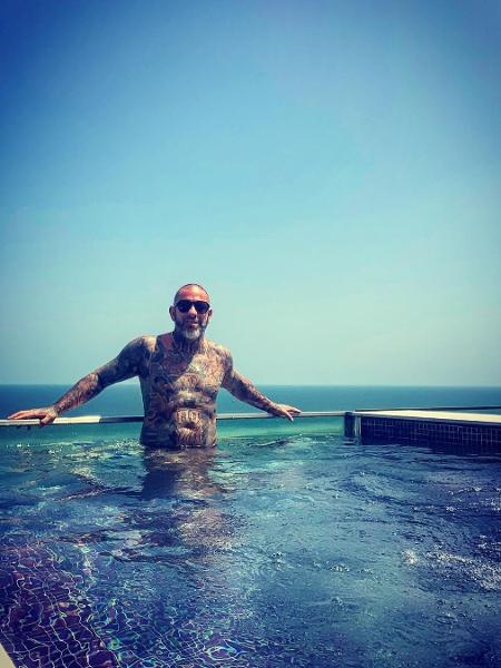 Fogaça posa na piscina em foto no Rio de Janeiro - Reprodução/Instagram