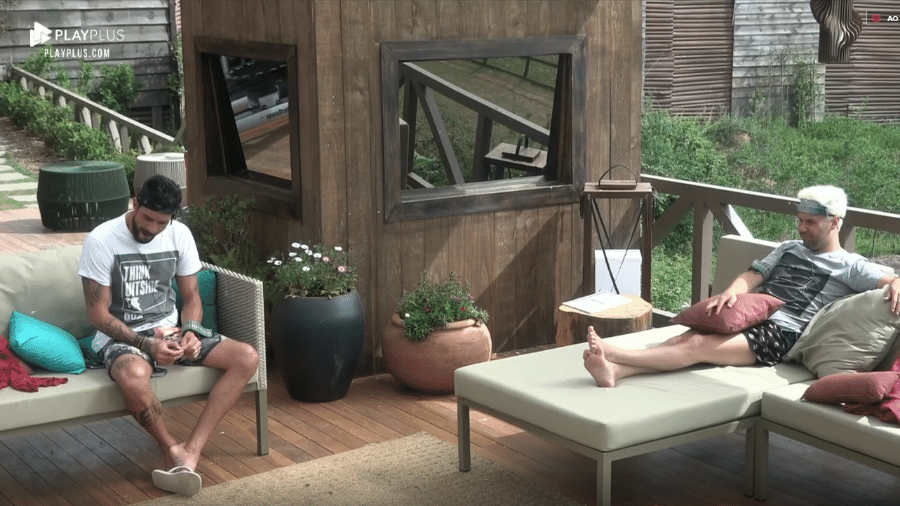 Diego e Viny conversam na área externa da casa - Reprodução/PlayPlus