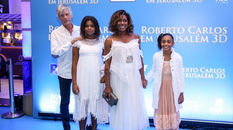 Glória Maria, as filhas Laura e Maria e o namorado, o francês Éric Claude Alain  - Roberto Filho/Brazil News - Roberto Filho/Brazil News