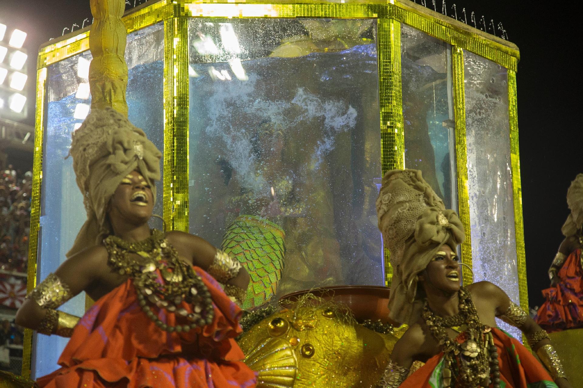 Comissão leva aquário onde a atleta Anna Giulia Veloso, única negra do nado sincronizado, se apresenta como sereia - Júlio César Guimarães/UOL