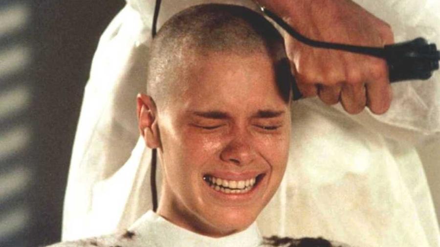 Camila (Carolina Dieckmann) cortando o cabelo após descobrir leucemia na novela "Laços de Família" - Reprodução/Twitter