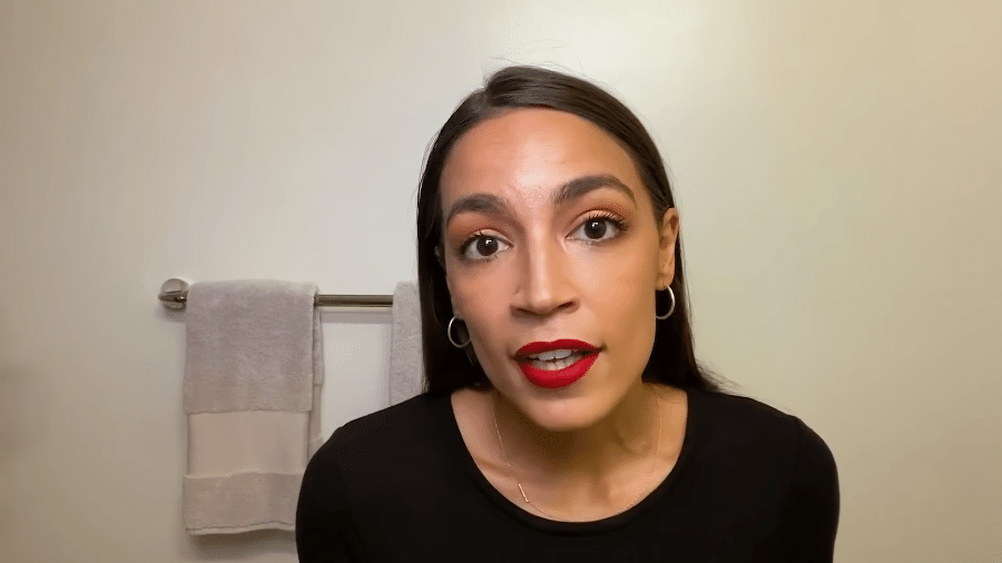 Alexandria Ocasio-Cortez revelou sua rotina de beleza para a "Vogue" - Reprodução/YouTube