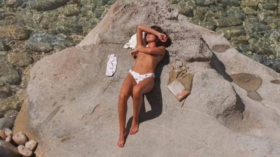 Mariana Goldfarb realizou um topless sobre as pedras - Reprodução/Instagram